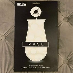NWT Expandable Vase